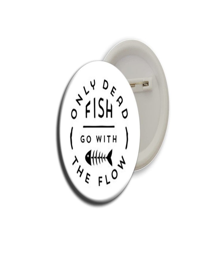 شارات أزرار تحمل اقتباسات تحفيزية مباشرة للمستهلك (لا ينساق مع التيار إلا السمك الميت)